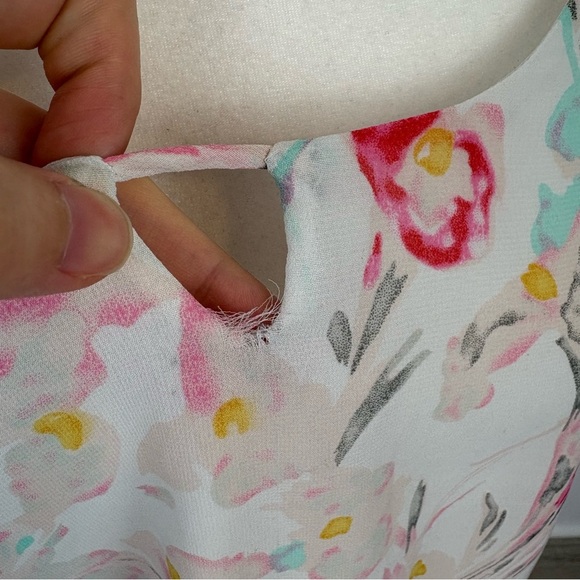 Skies Are Blue White Floral Tank Size M - Picture 5 of 9